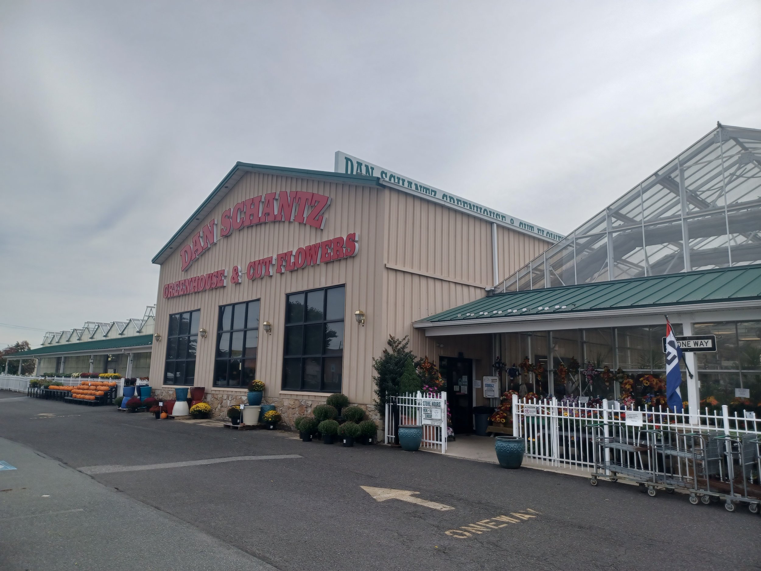 Dan Schantz Greenhouse & CutFlower Outlet